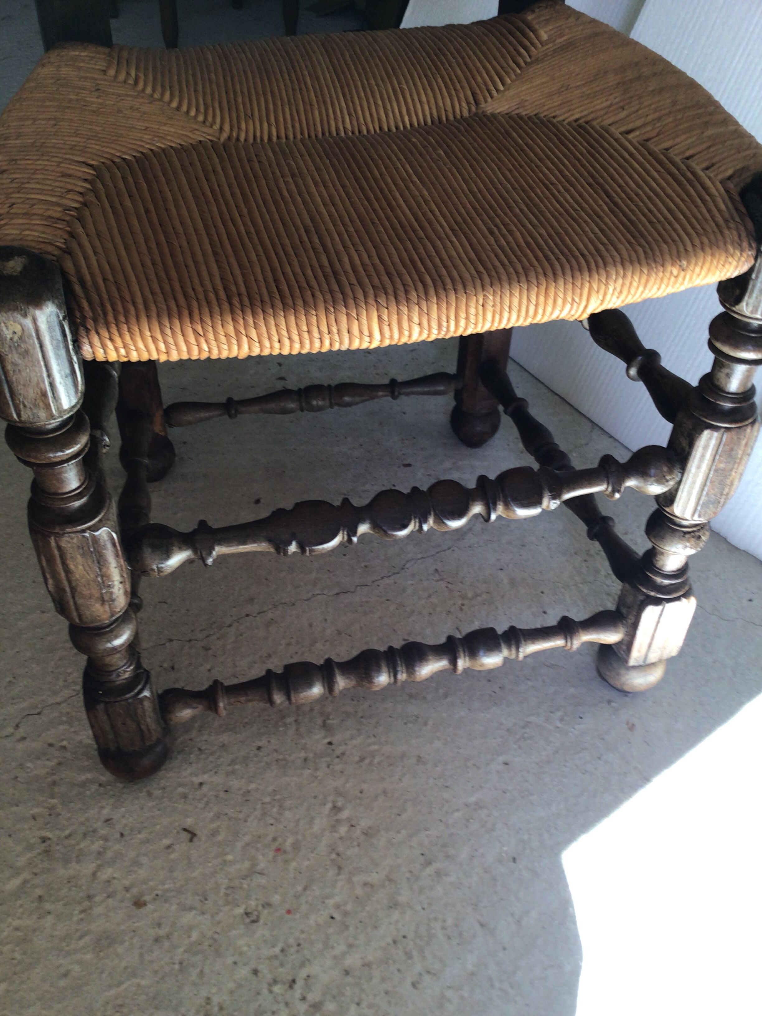 Chaise haute époque paillée