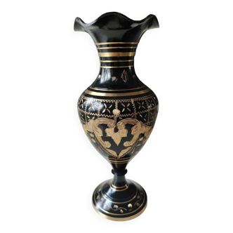 Vintage brass vase with black and gold patina, corolla neck. From India. Mid-20th century. Engraved heart/floral/leafy patterns. High 20 cm