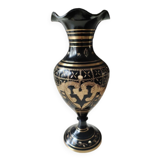 Vase vintage en laiton à patine noire et or, col corolle. Des Indes. Milieu du XXème. Gravé motifs coeurs/floraux/feuillus. Haut 20 cm