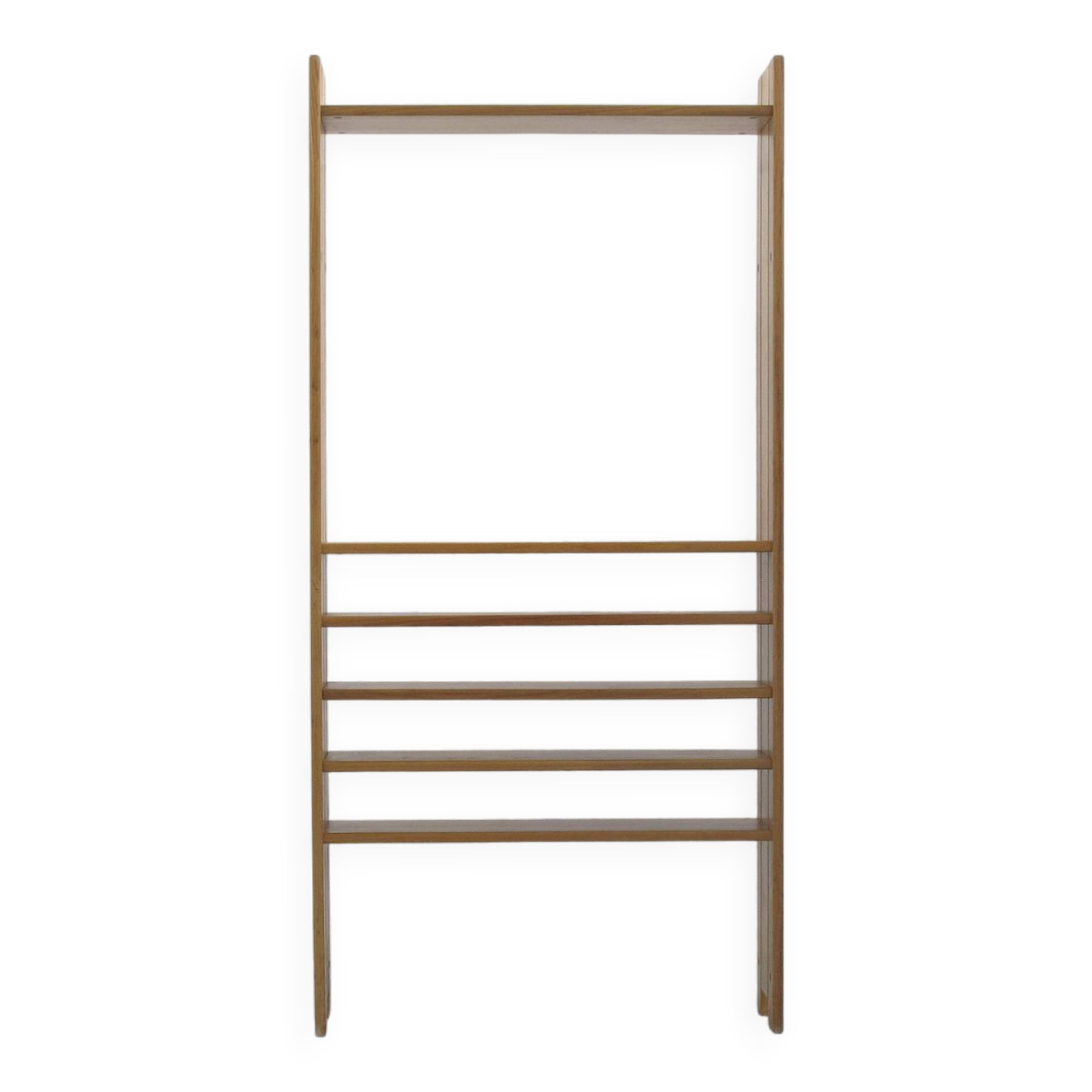 Solid elm shelves produced by the Regain group