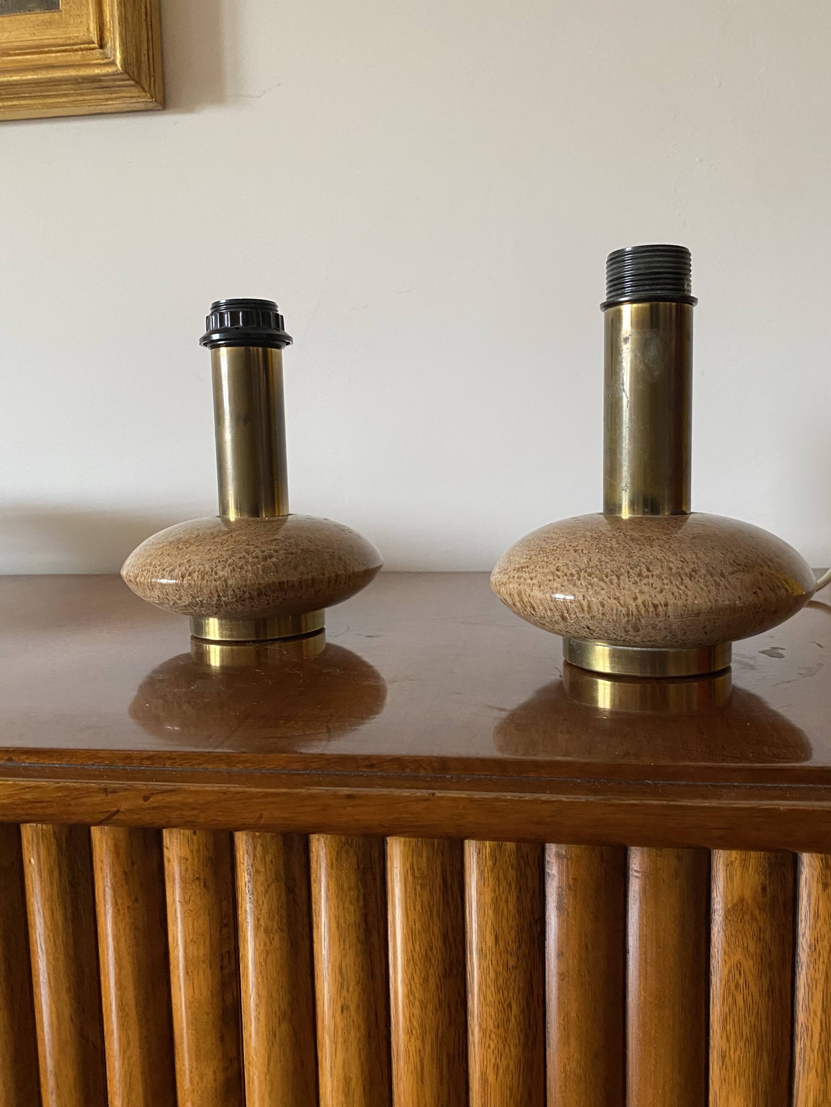 Ensemble de 2 pieds de lampes de table Hollywood Regency en granit rose et laiton, Italie 1970