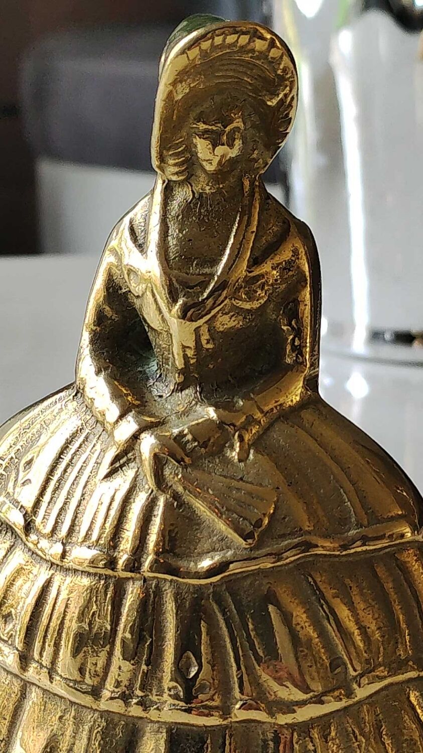 Ancienne cloche de table/ou Décoration en bronze à patine Dorée. Femme victorienne en robe crinoline
