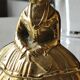 Ancienne cloche de table/ou Décoration en bronze à patine Dorée. Femme victorienne en robe crinoline