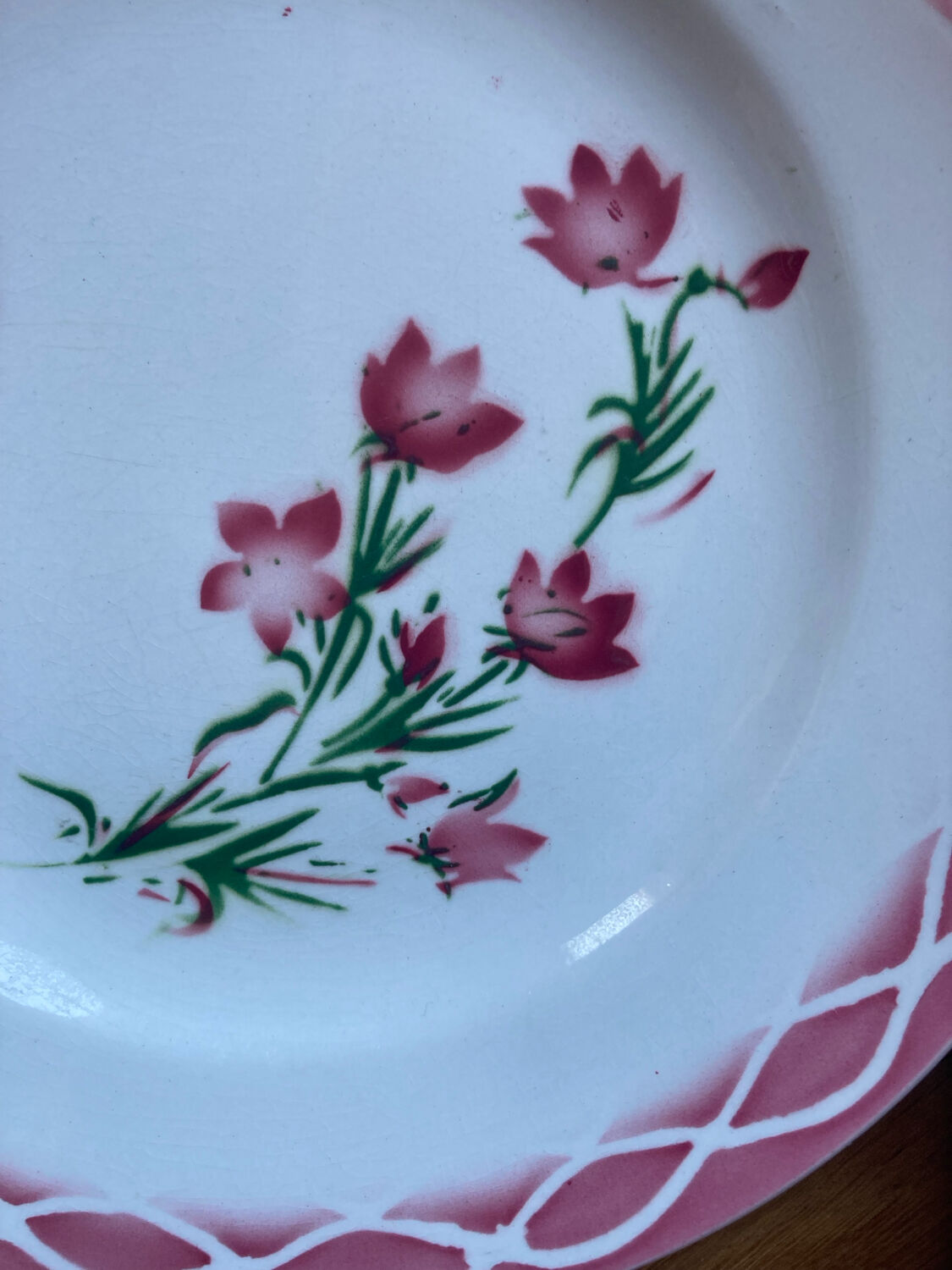 Flat plates Aude Sarreguemines with a rose flower design.