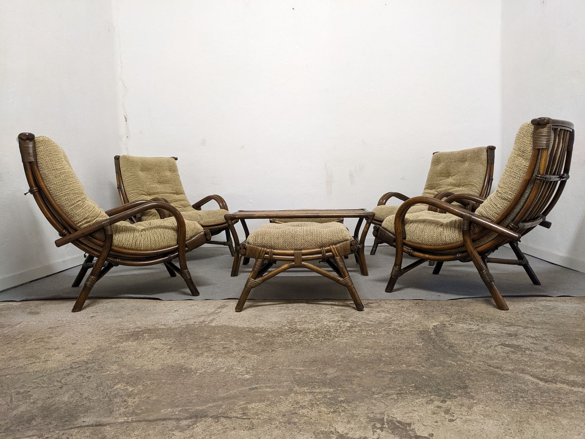 Living room in bamboo and rattan of the 60s/70s (4 armchairs 2 ottomans 1 coffee table + cushions)