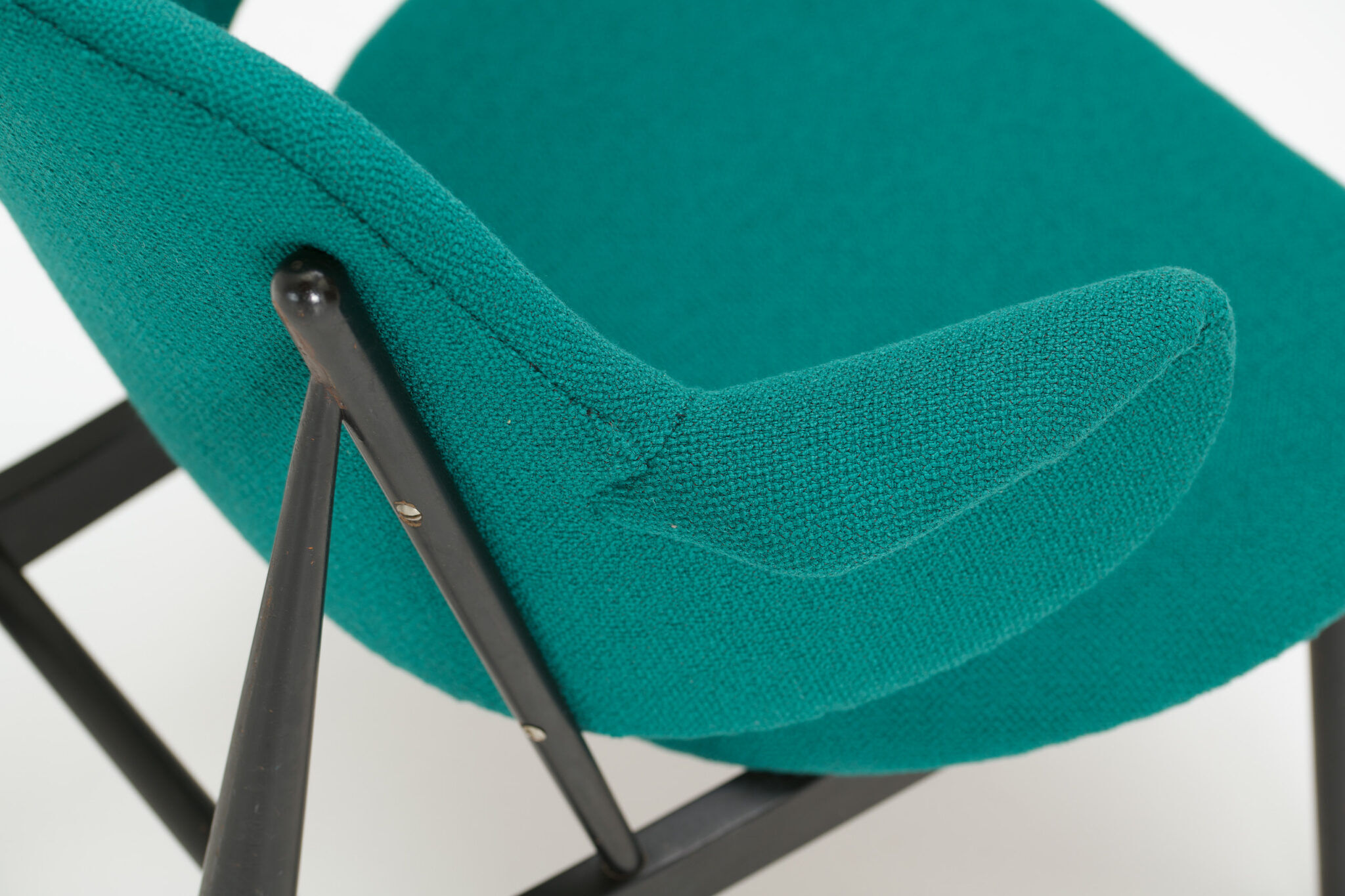 Shell lounge chair