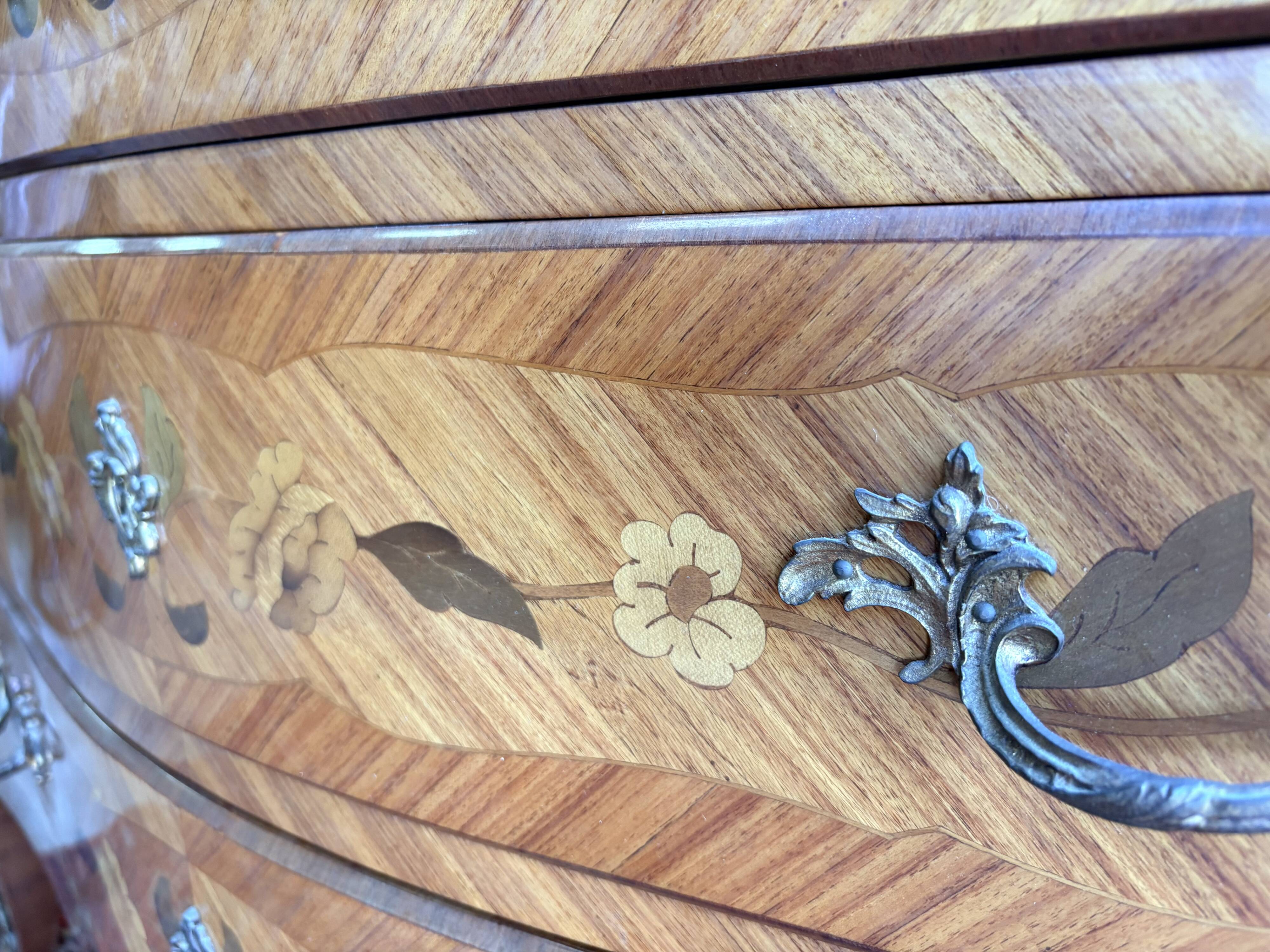 Commode galbée en marqueterie de style Louis XV, signée Marquant