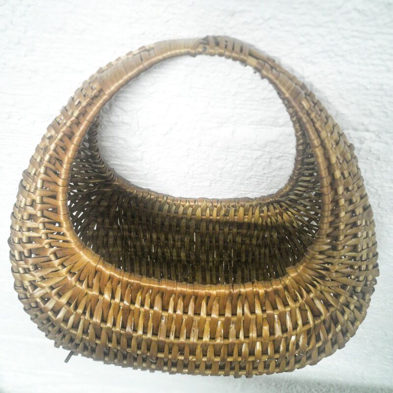 Woven wicker gondola basket