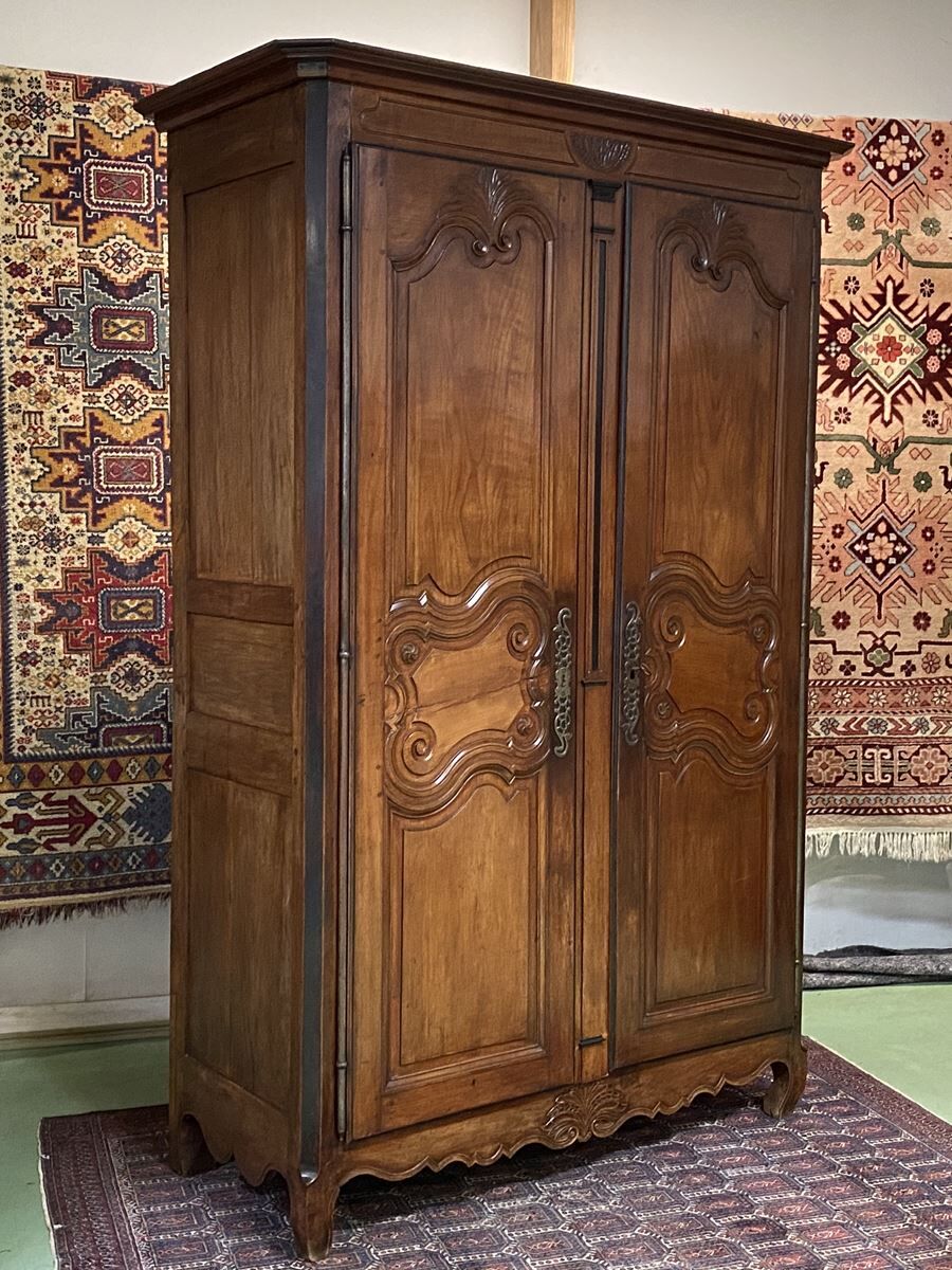 Louis XV walnut cabinet - 18th century
