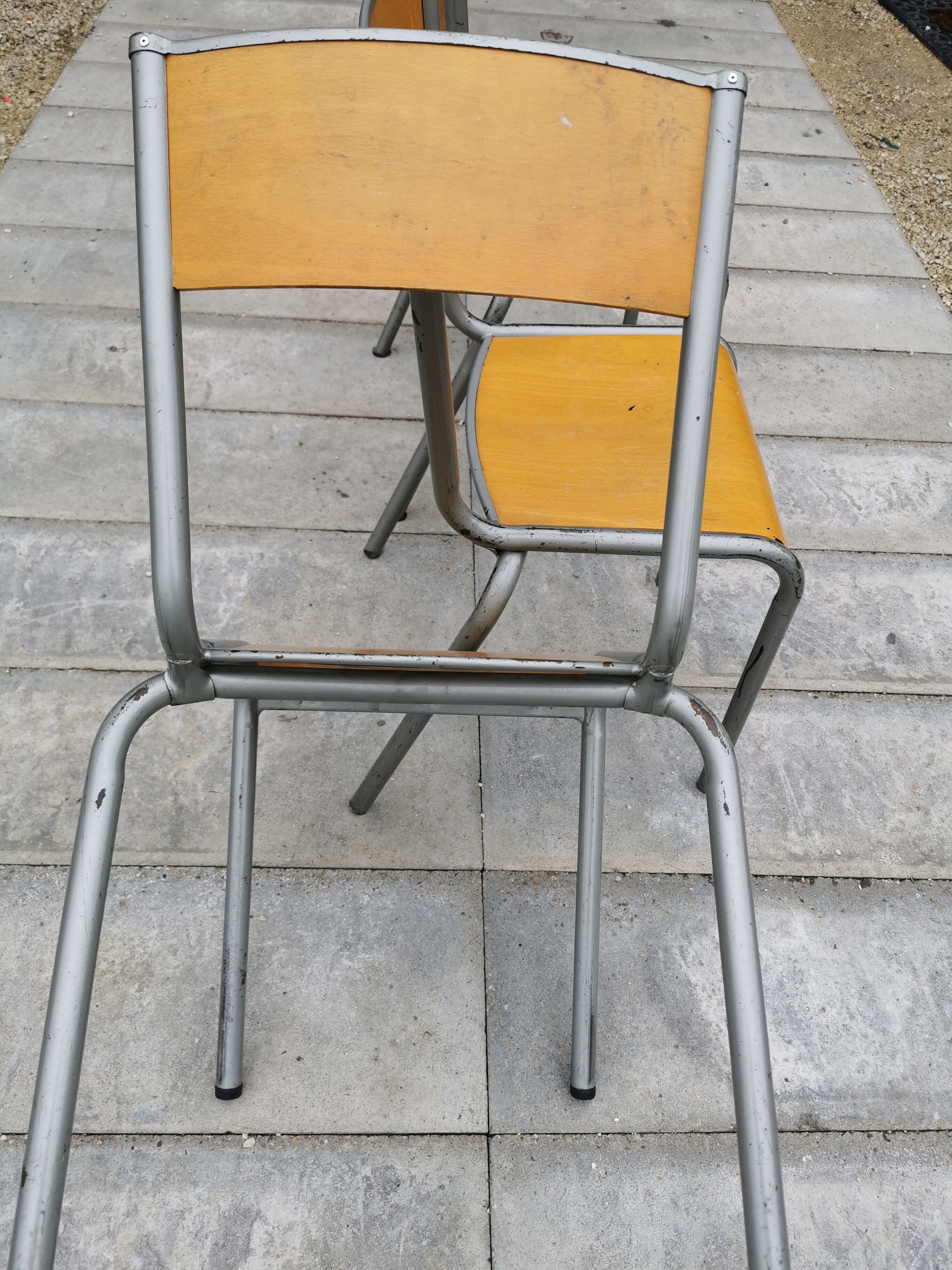 Lot de trois chaises d'école vintage