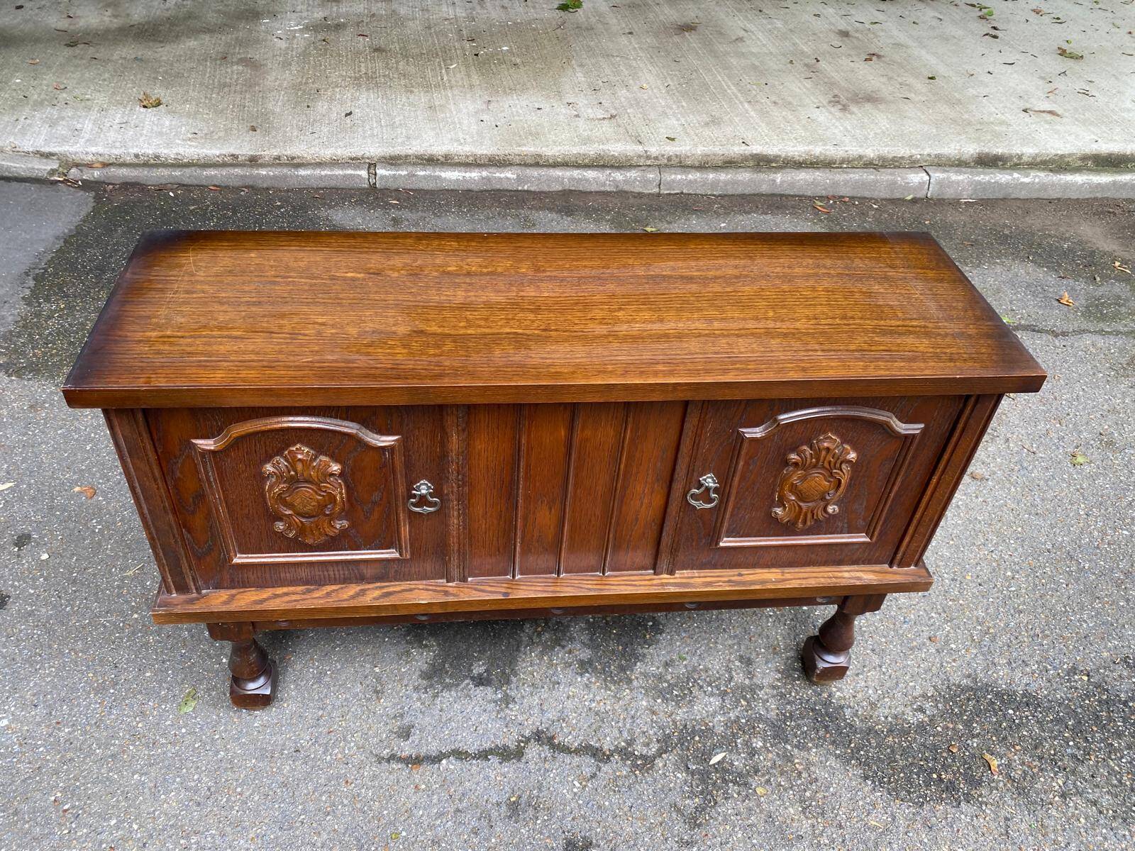 Basque Spanish wooden display cabinet buffet with 2 glass panels
