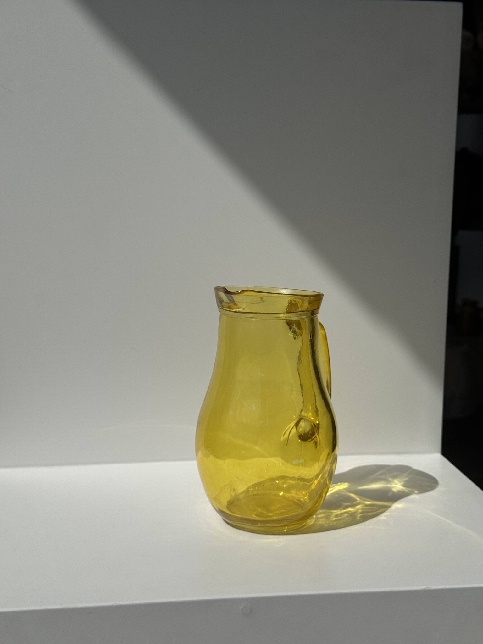 Pichet vintage en verre jaune