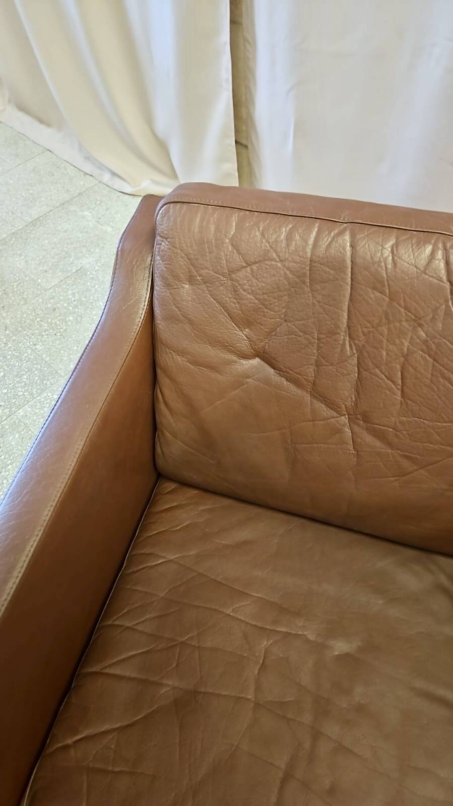 Fauteuil danois en cuir marron à dossier bas 1960
