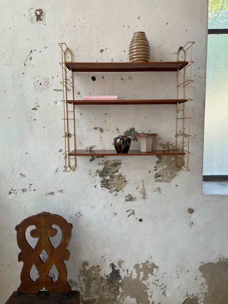 String-type wall shelf
