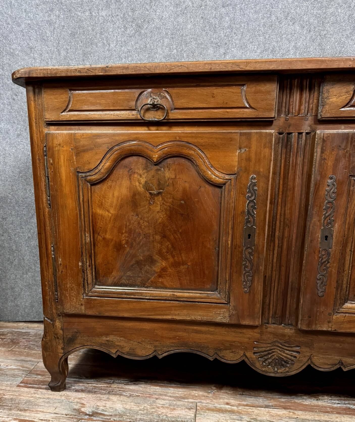 Large Lyonnais Buffet, Louis XV period, in solid walnut, circa 1750