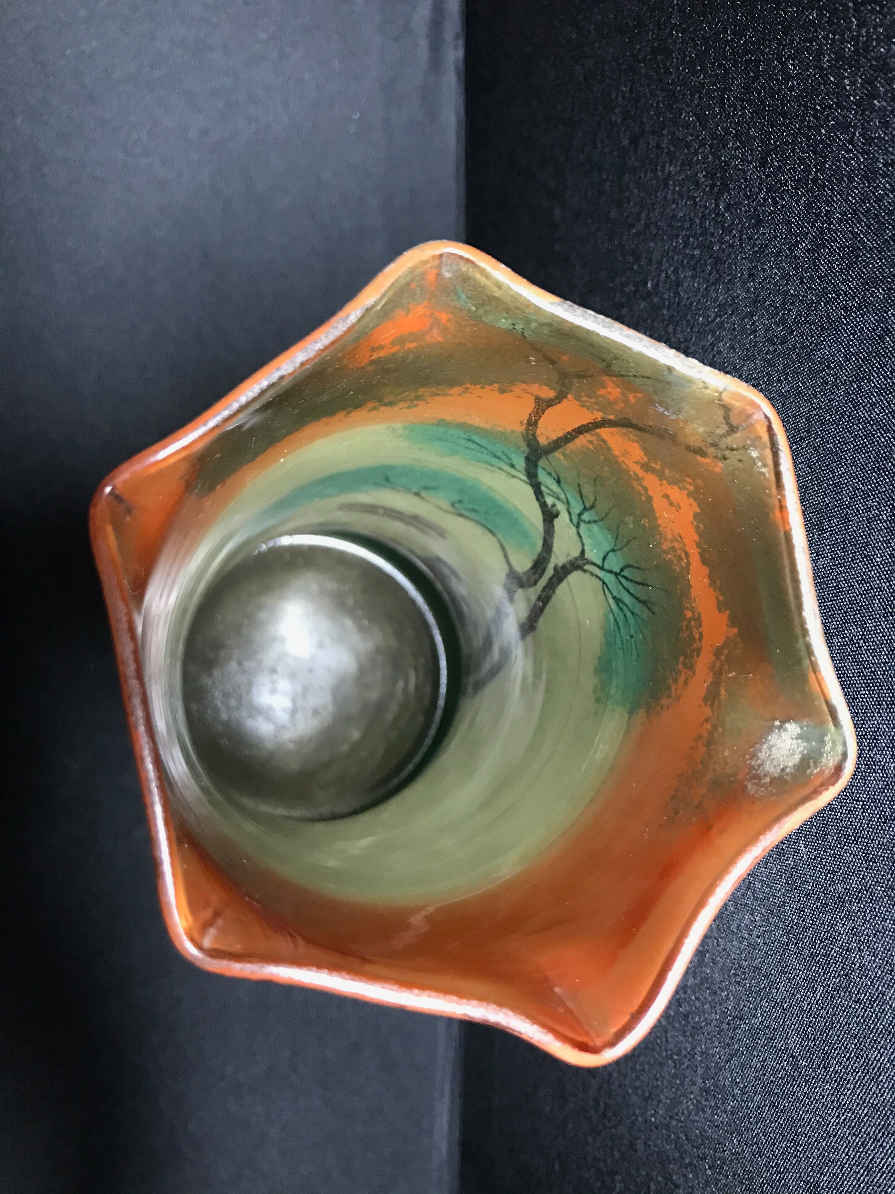 1435 Discreet brand with heel to decipher vase