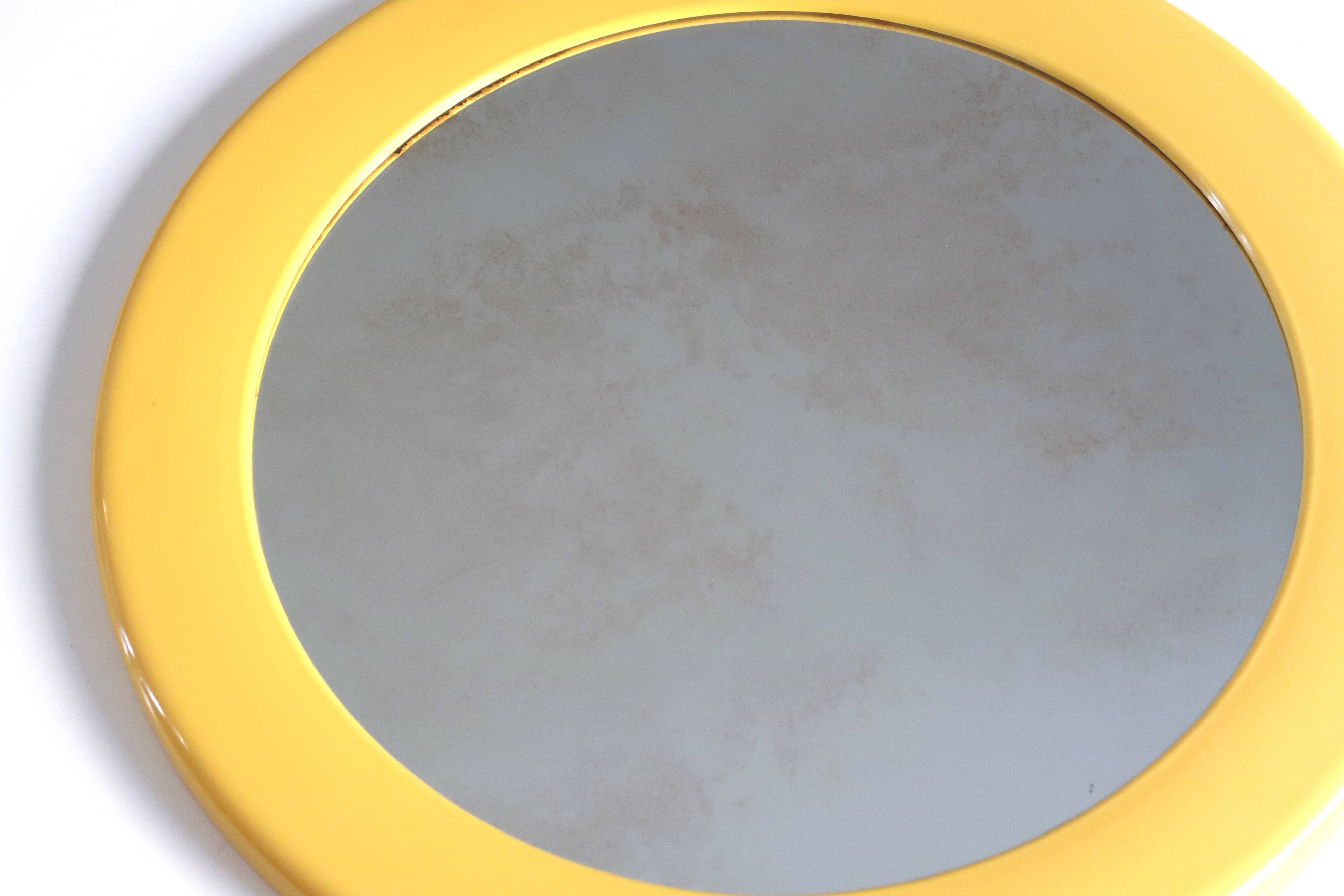 Syla round mirror in yellow plastic, 70s