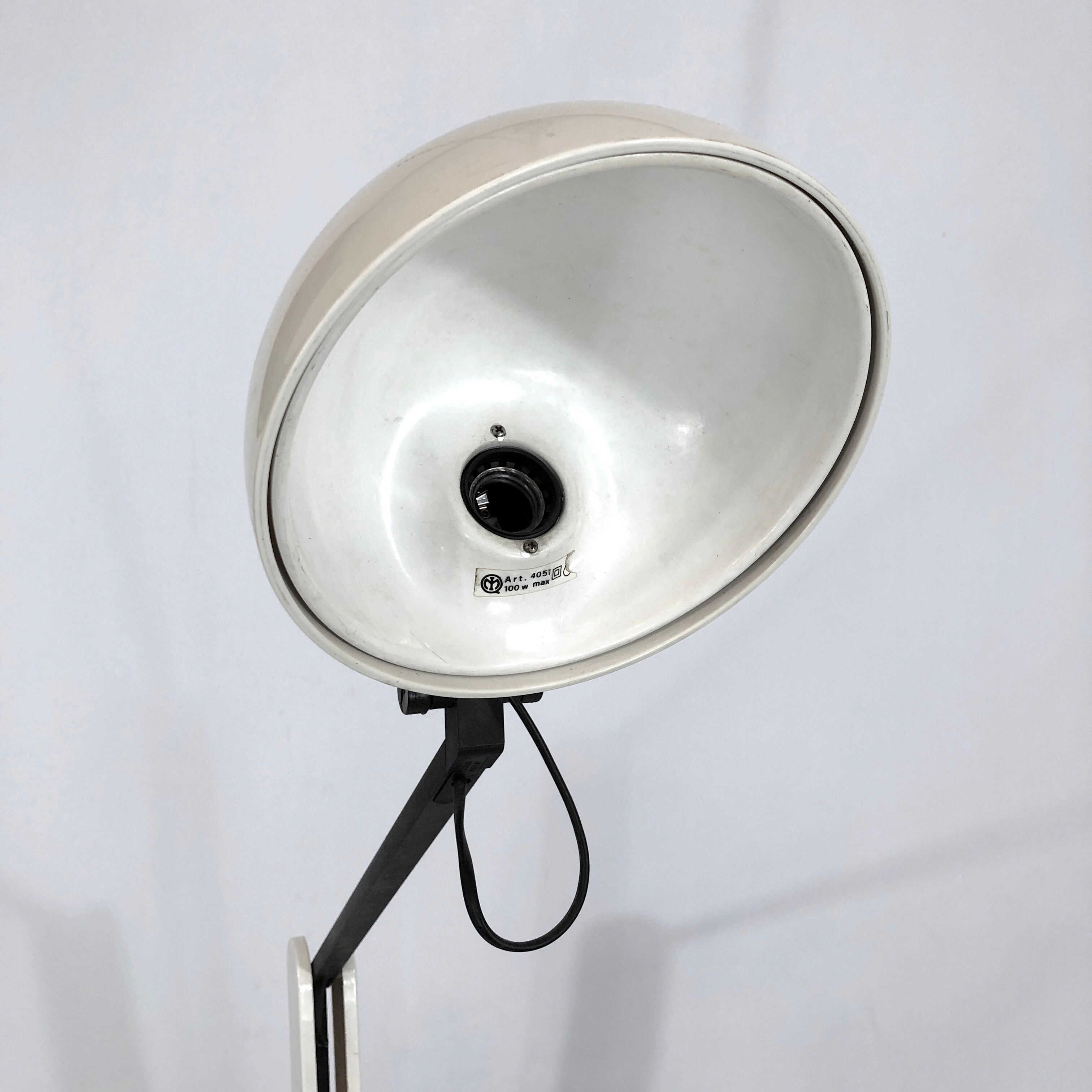 Articulated white table lamp from 70s Harvey Guzzini