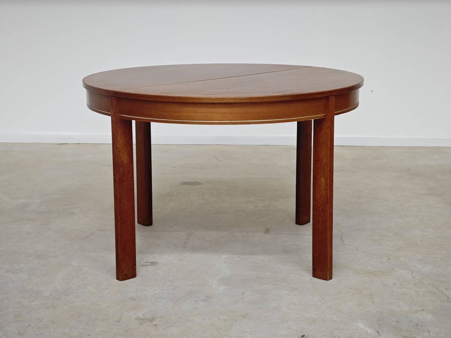 Extendable table with integrated Scandinavian style Self