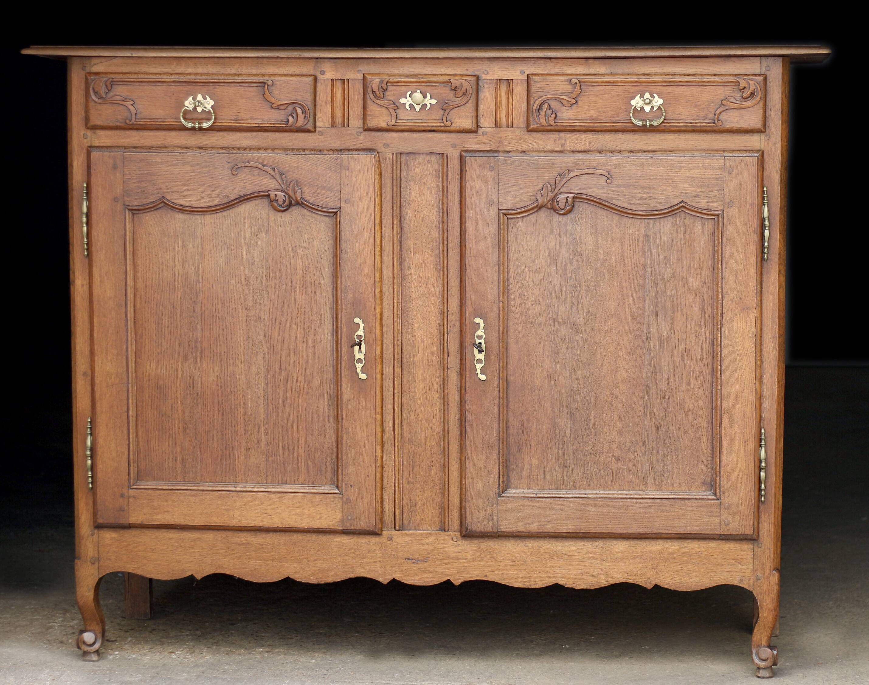Somptueux buffet en chêne massif, travail provincial du XVIIIeme siècle