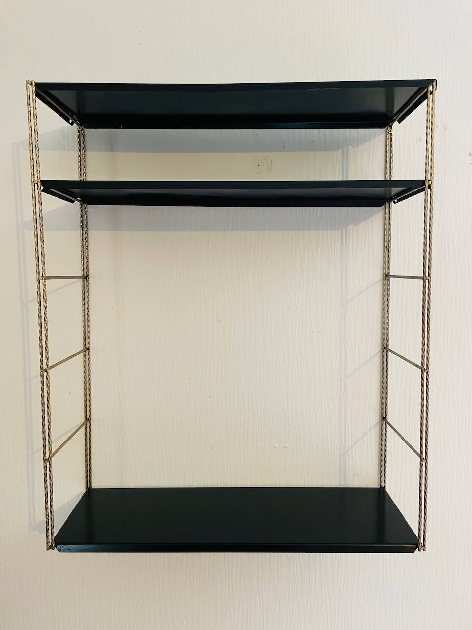 Adjustable vintage wall shelf in black metal and brass