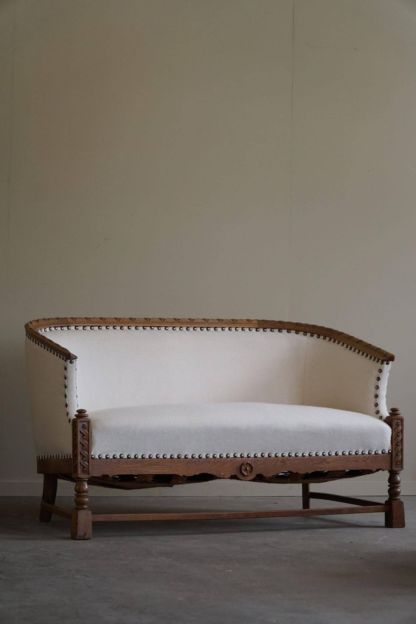 Sculptural 2-seater canapé in oak and wool, Danish "Skønvirke" style, 1920s.