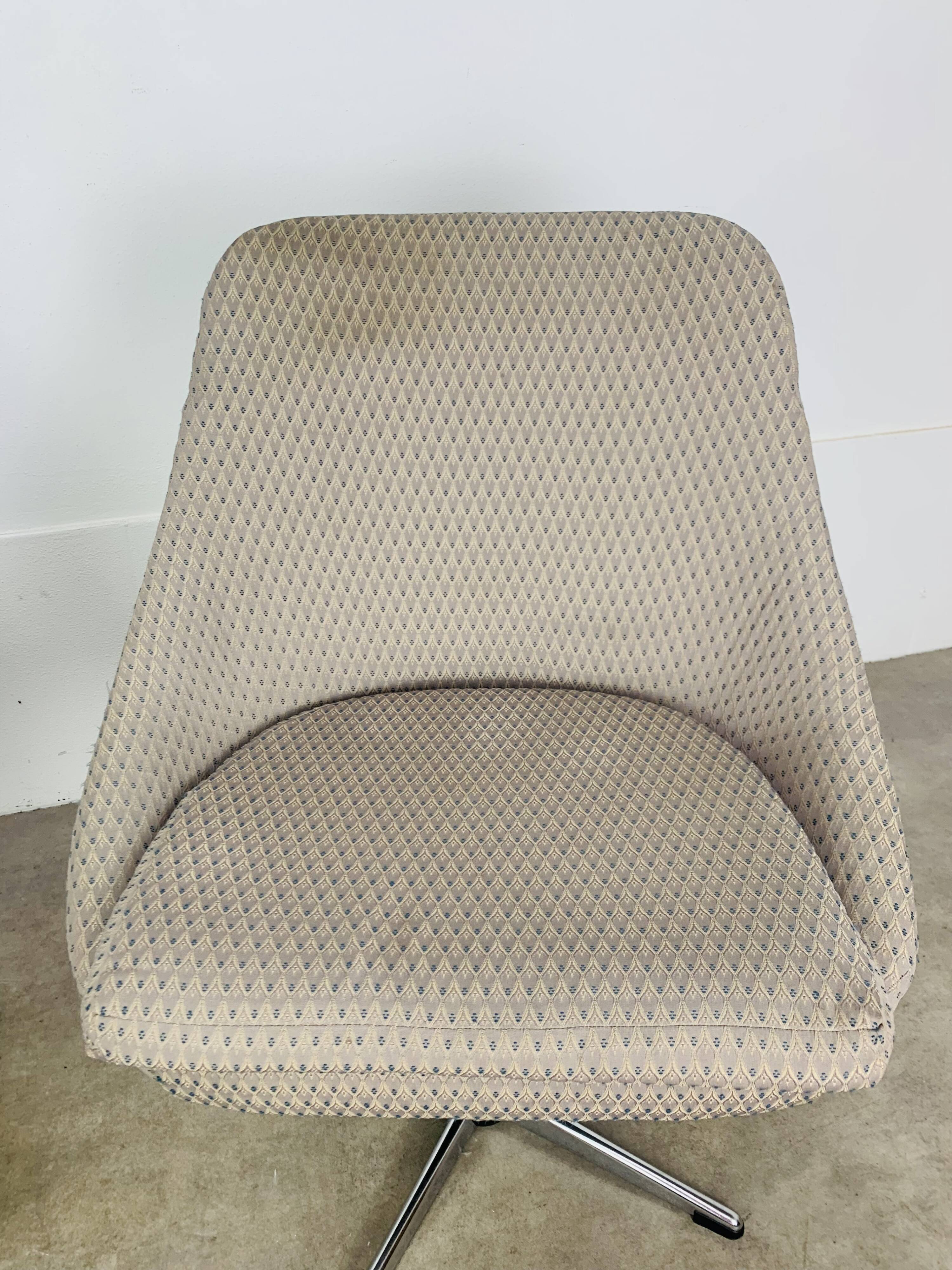 Paire de chaises coque 70's, pivotantes, vintage