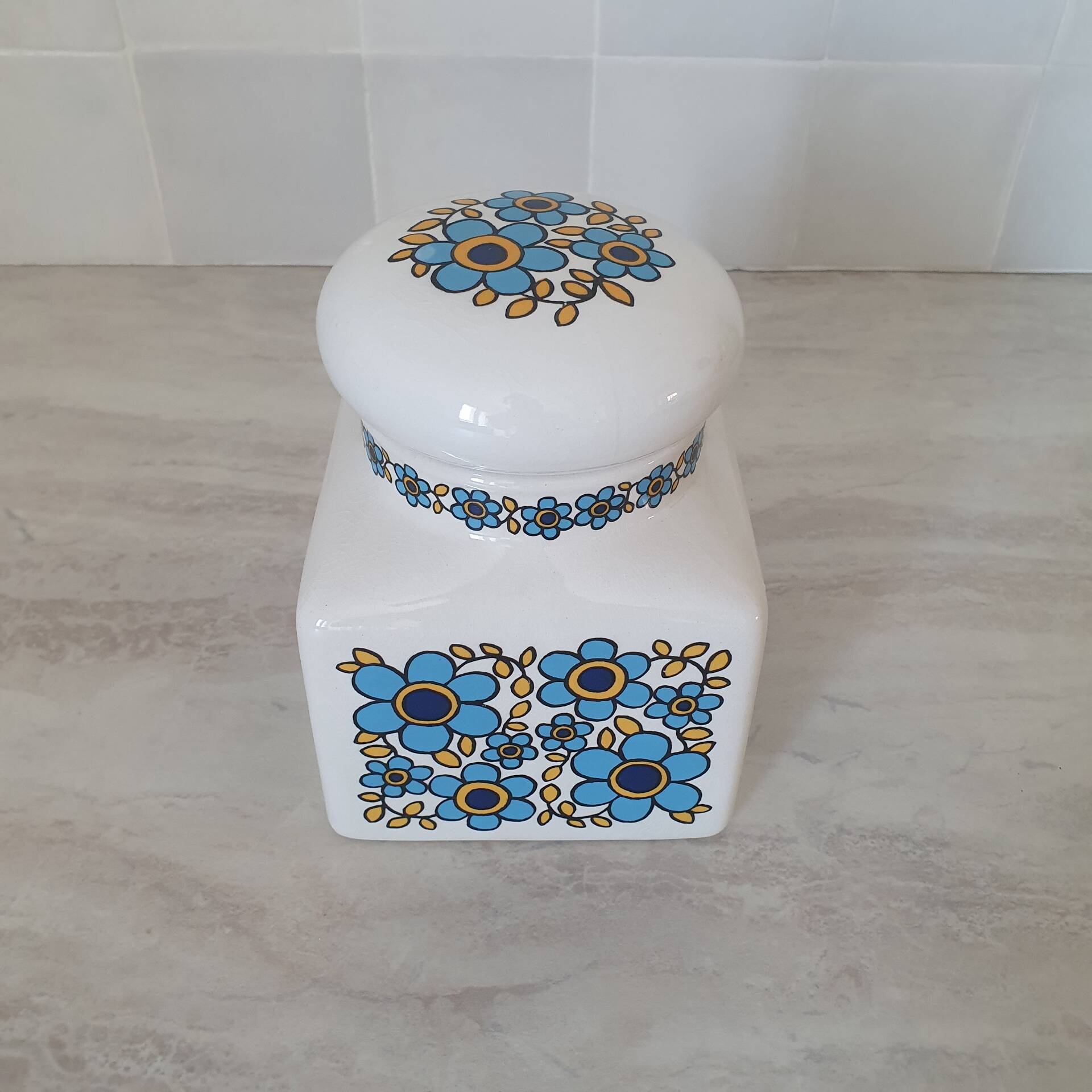 Ceramic storage pot with blue flower pattern Tauntun Vale / England