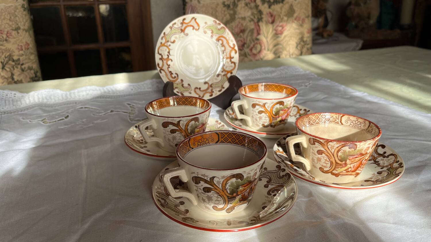 Set of 4 vintage Sarreguemines tea cups and 5 saucers
