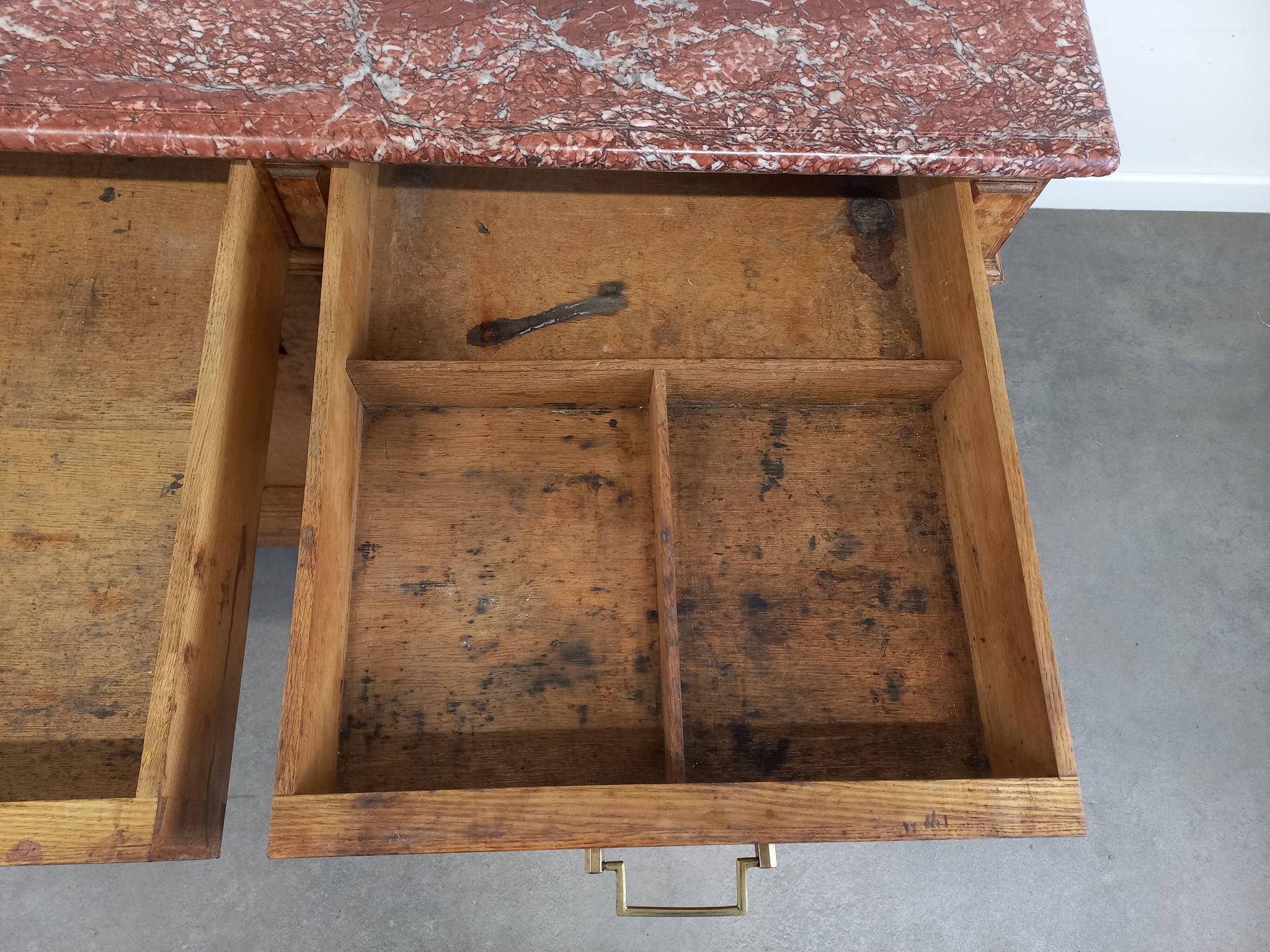 Marble top store bank
