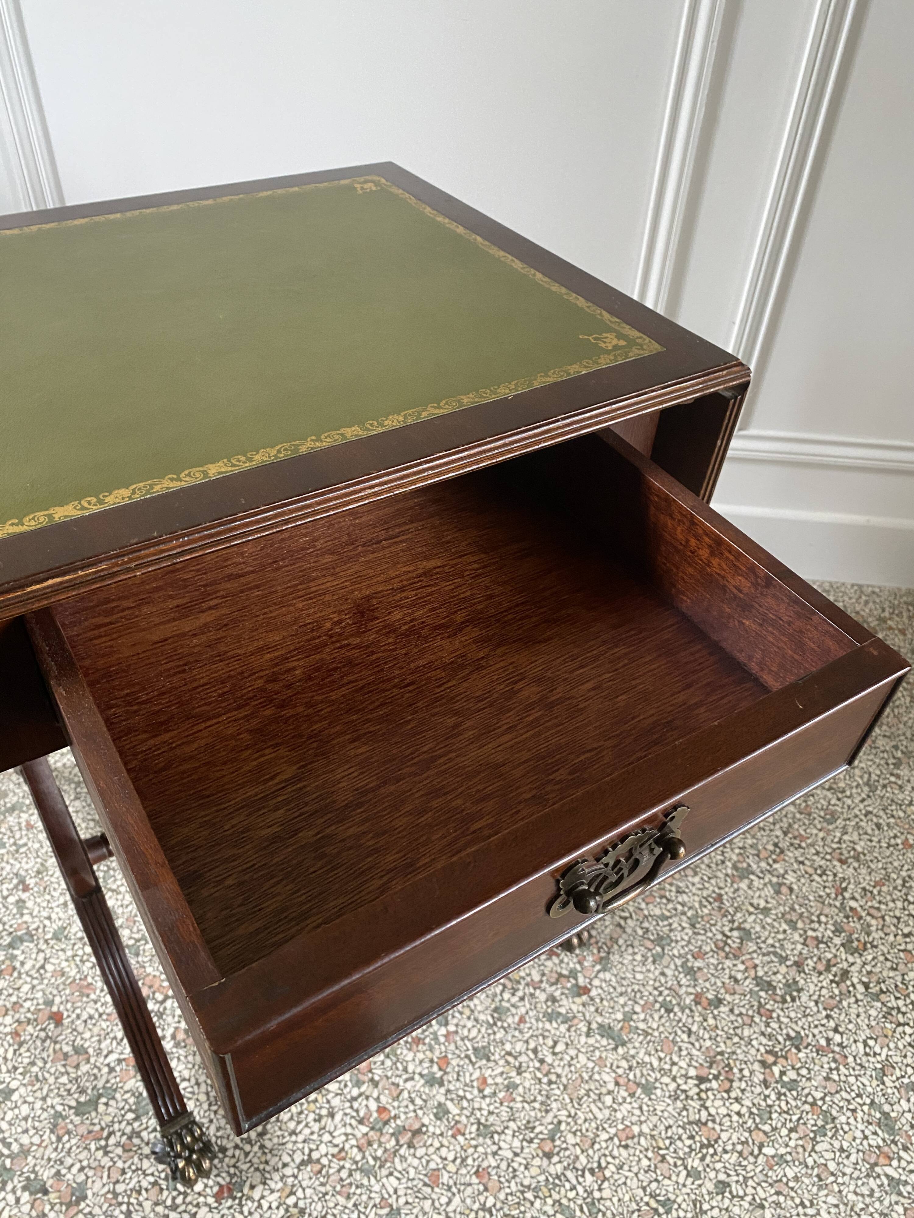 Table de jeux à rabat anglaise, table de chevet, travailleuse, pieds pattes de lion XIX ème