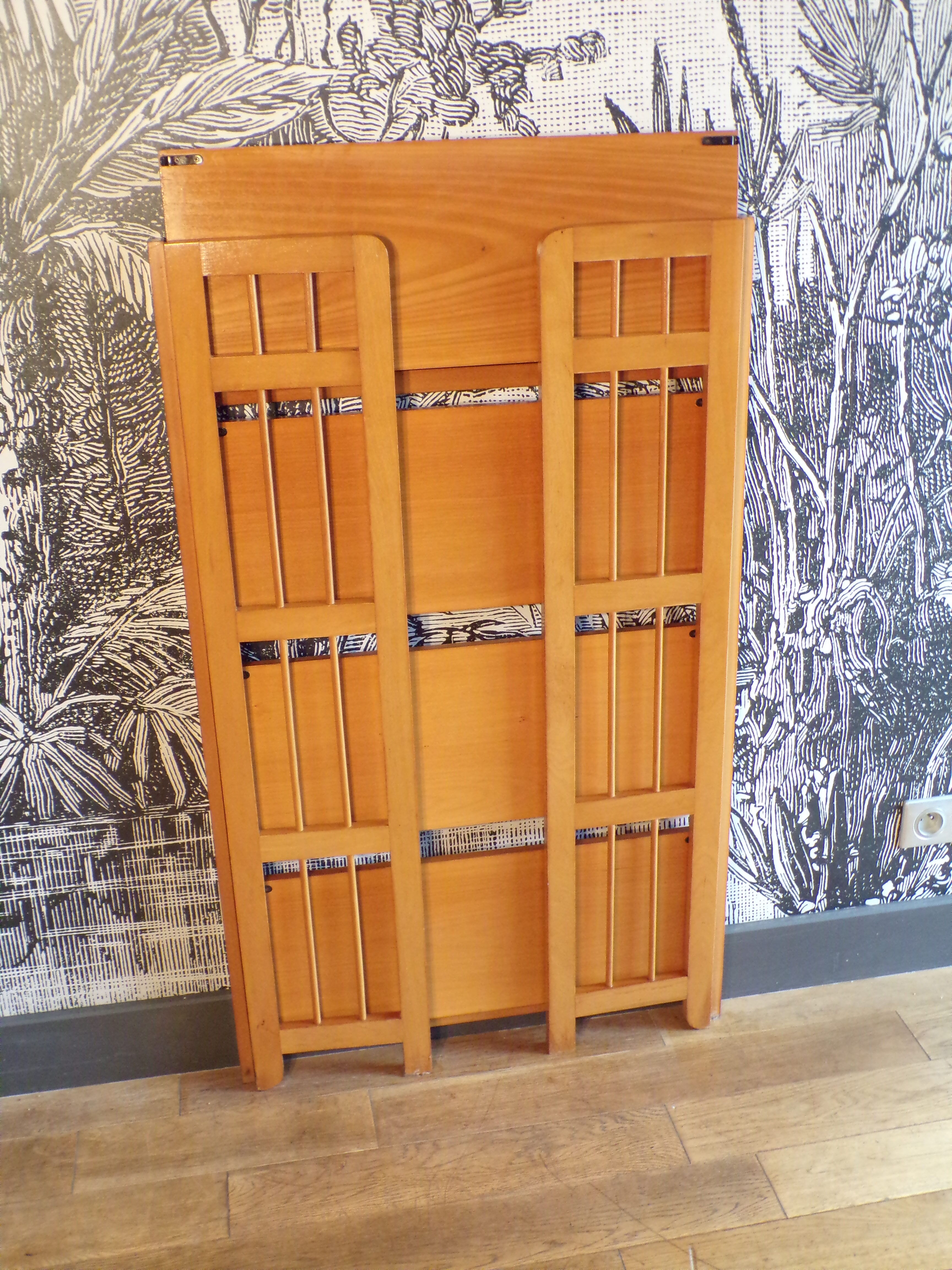 Bookseller's folding shelf