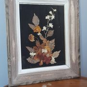 Cadre bois fleurs séchées sous verre fond noir vintage
