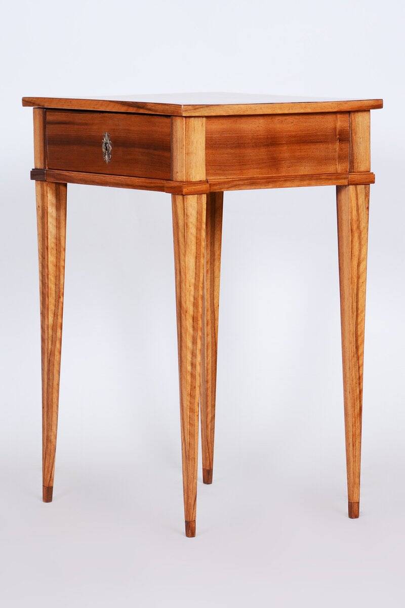 Table d'appoint Biedermeier en noyer, années 1820