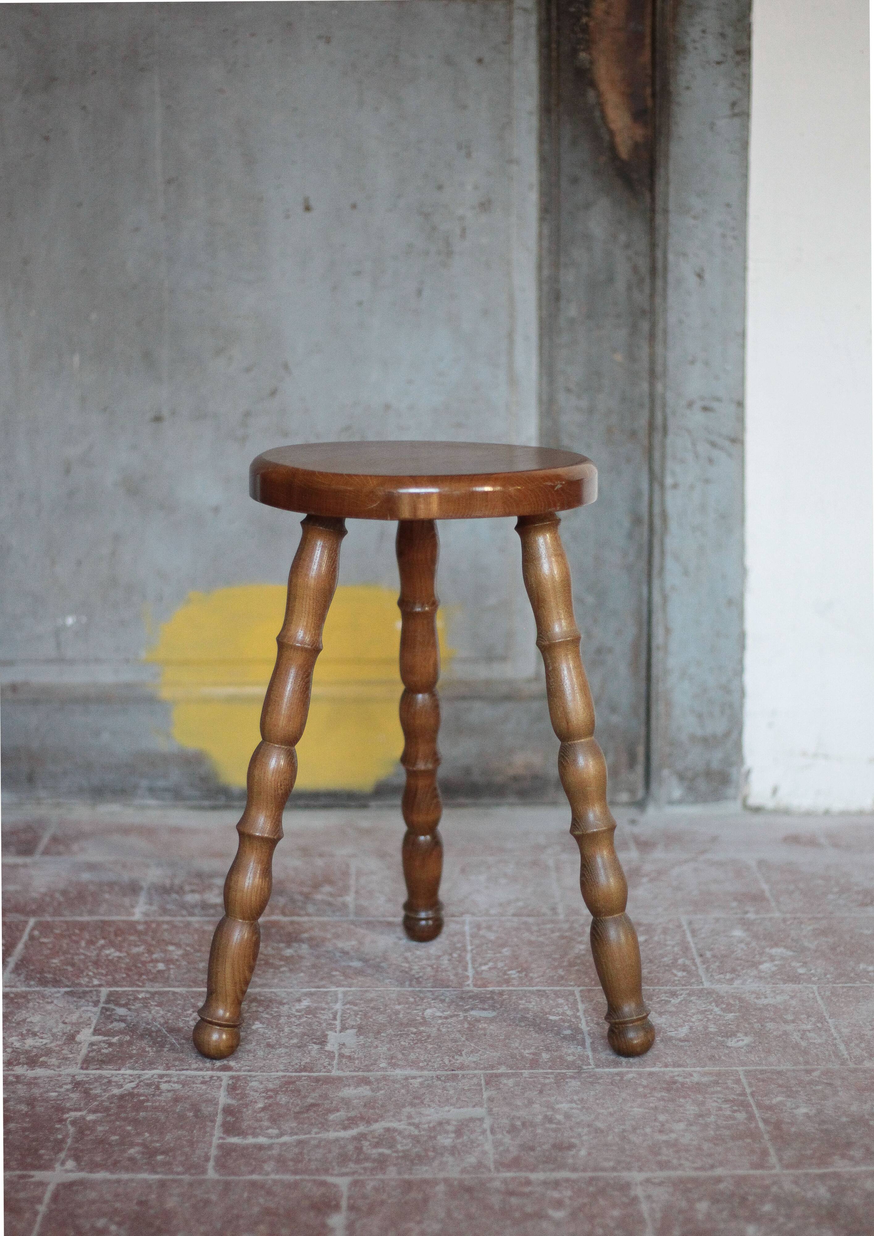 Tabouret tripode en bois