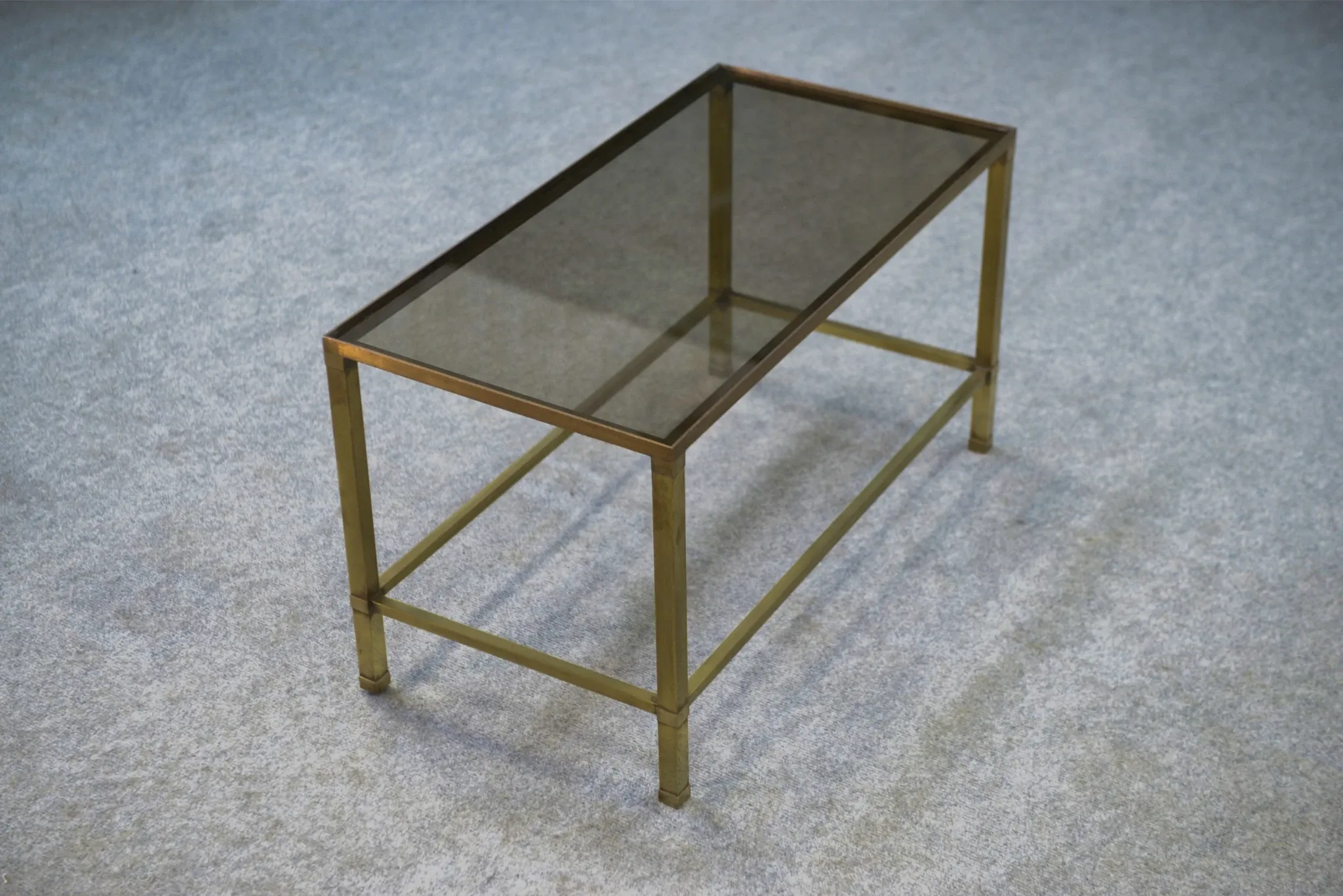 Table basse en laiton et verre fumé 1950’s