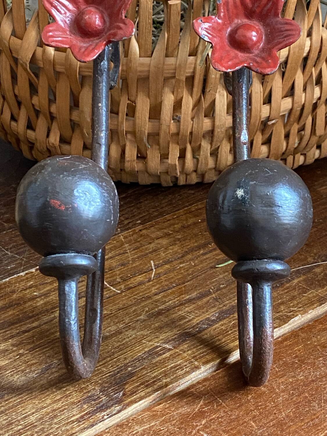 Pair of wall hooks in cast iron