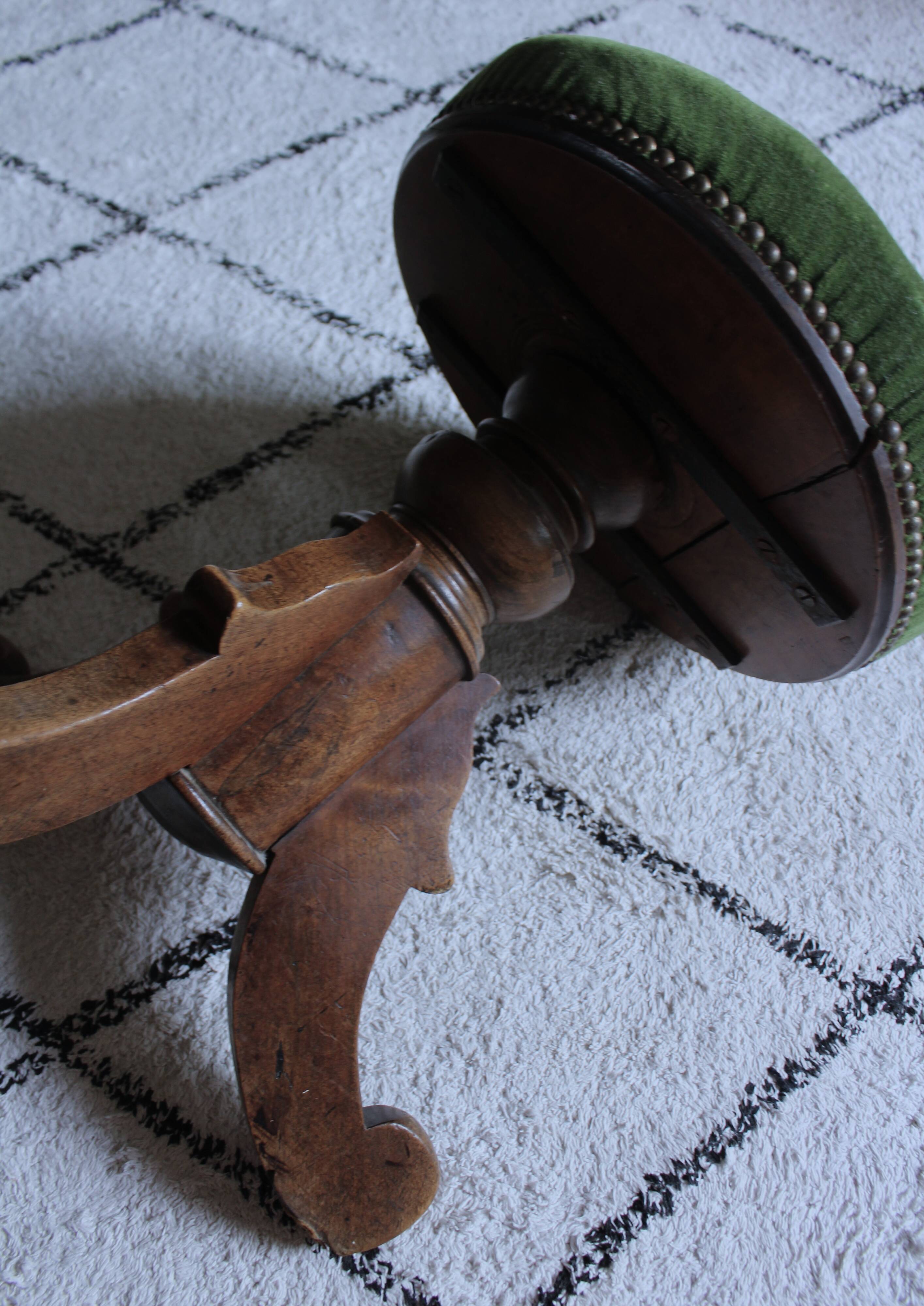 Tabouret de piano ancien en velours vert et bois de noyer