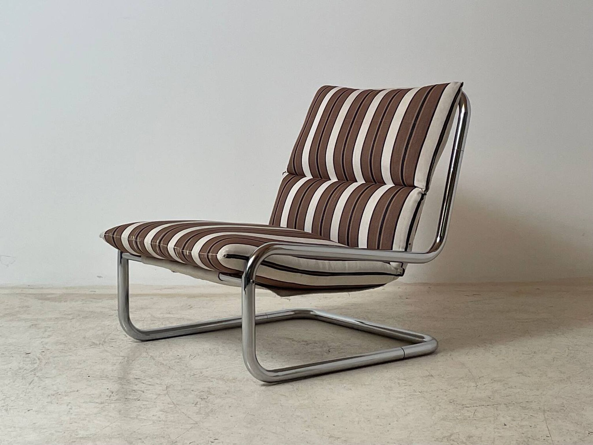Paire de chauffeuses cantilever 1970