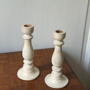 Paire de bougeoirs en bois blanc