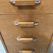 Bureau de style en placage de bois d'érable XX siècle