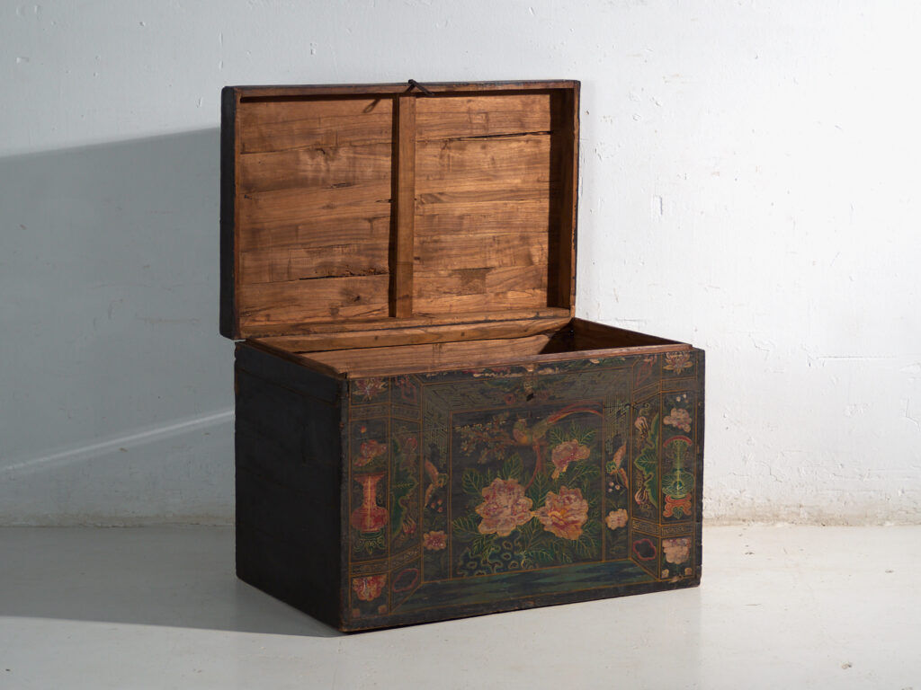 Antique chest painted in pine wood – China, around 1900
