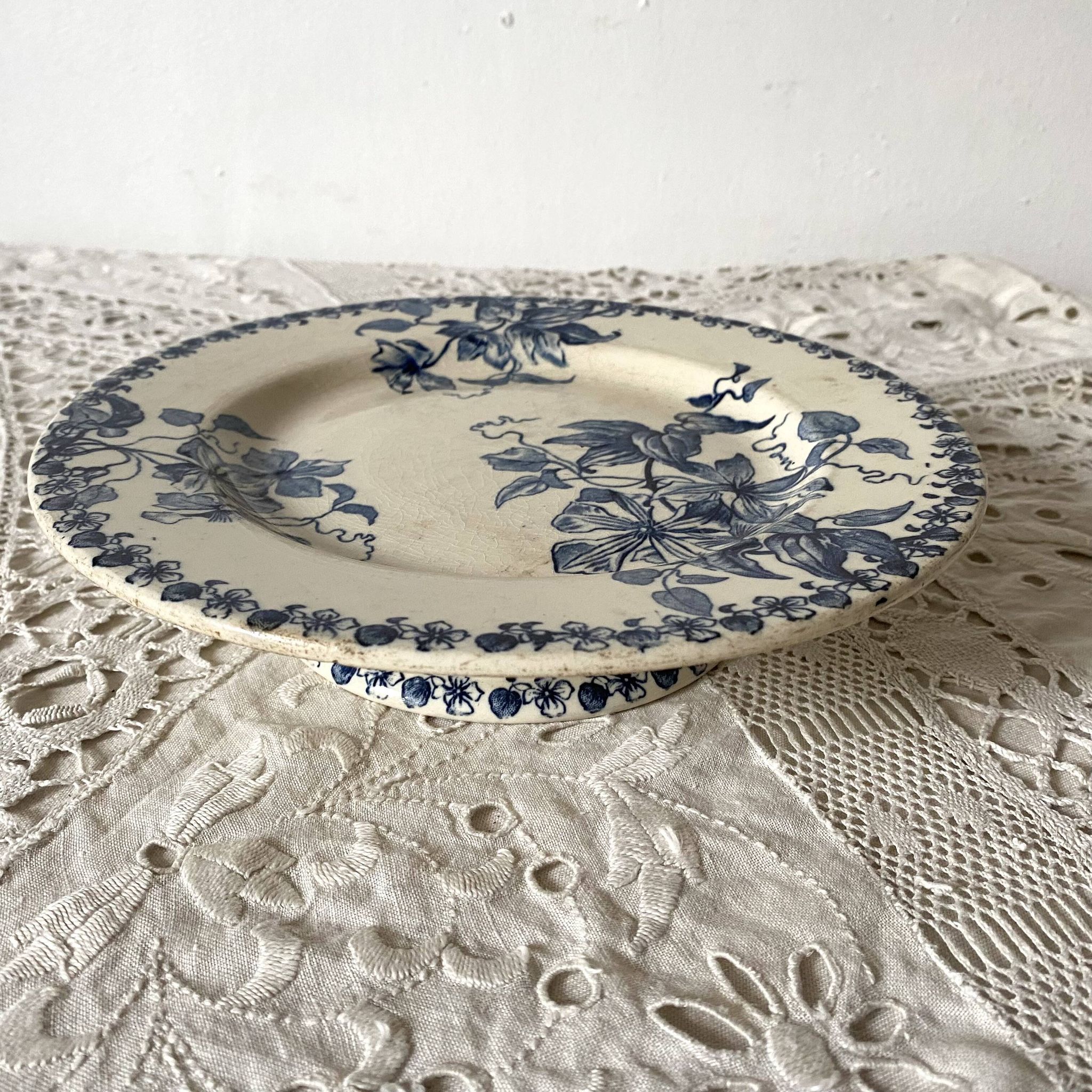 Plat , compotier terre de fer Bordeaux , clématites