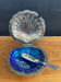 Beurrier coquillage vintage en métal et verre bleu