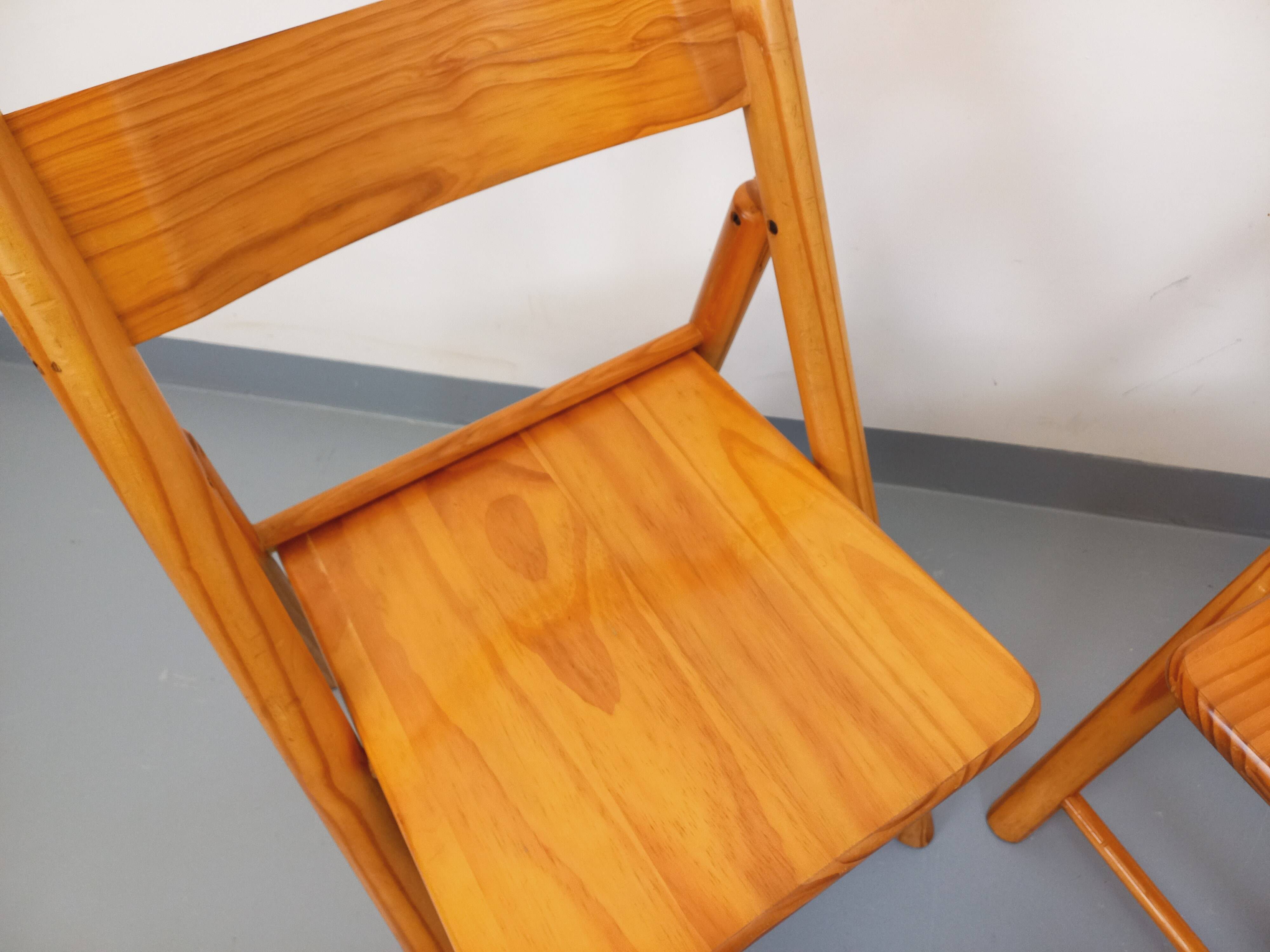 Pair of vintage folding chairs in pine from the 70s and 80s.