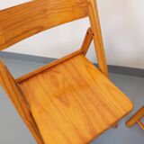 Pair of vintage folding chairs in pine from the 70s and 80s.