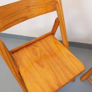 Pair of vintage folding chairs in pine from the 70s and 80s.