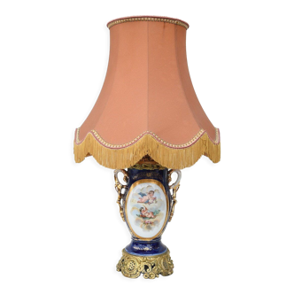 Lampe en porcelaine de Paris à décor de fleurs et putti