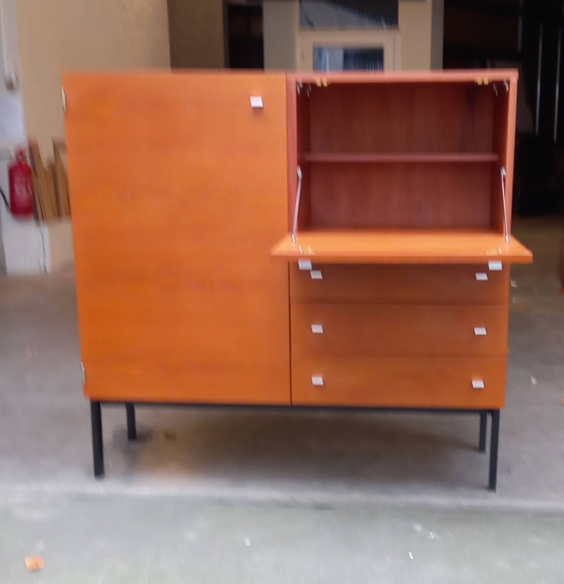 Sideboard Pierre Guariche Meurop modèle 1293 en Teck