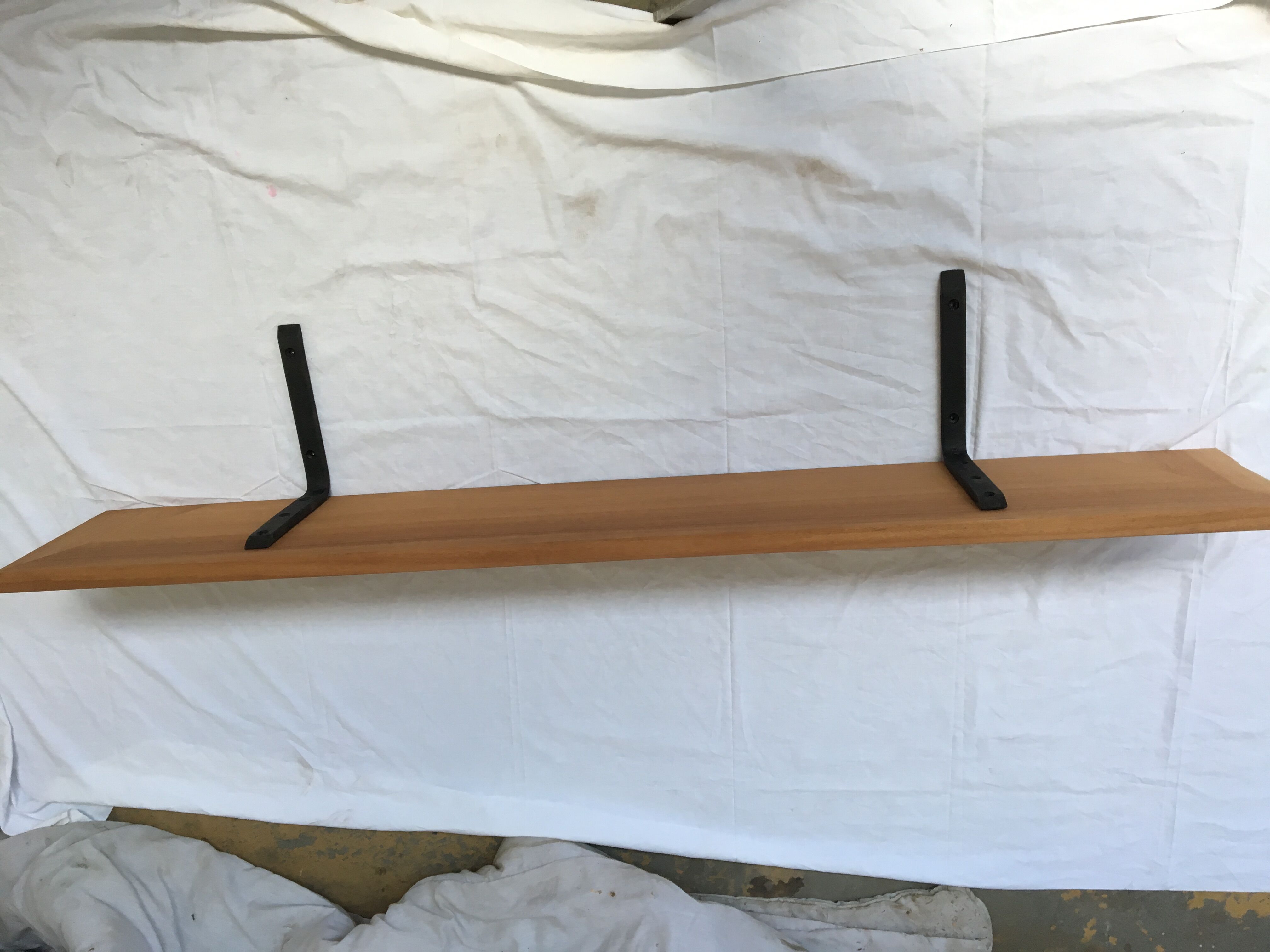 Shelf solid mahogany mid XX brackets in black metal